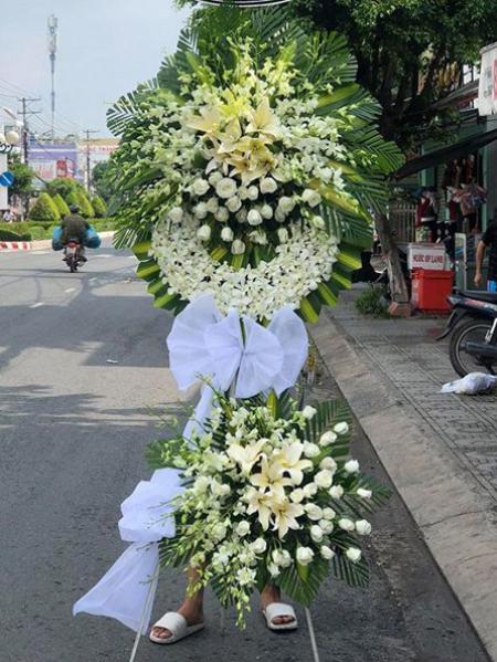 Put funeral flowers in Vietnam