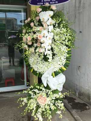 Vòng hoa chia buồn tang lễ